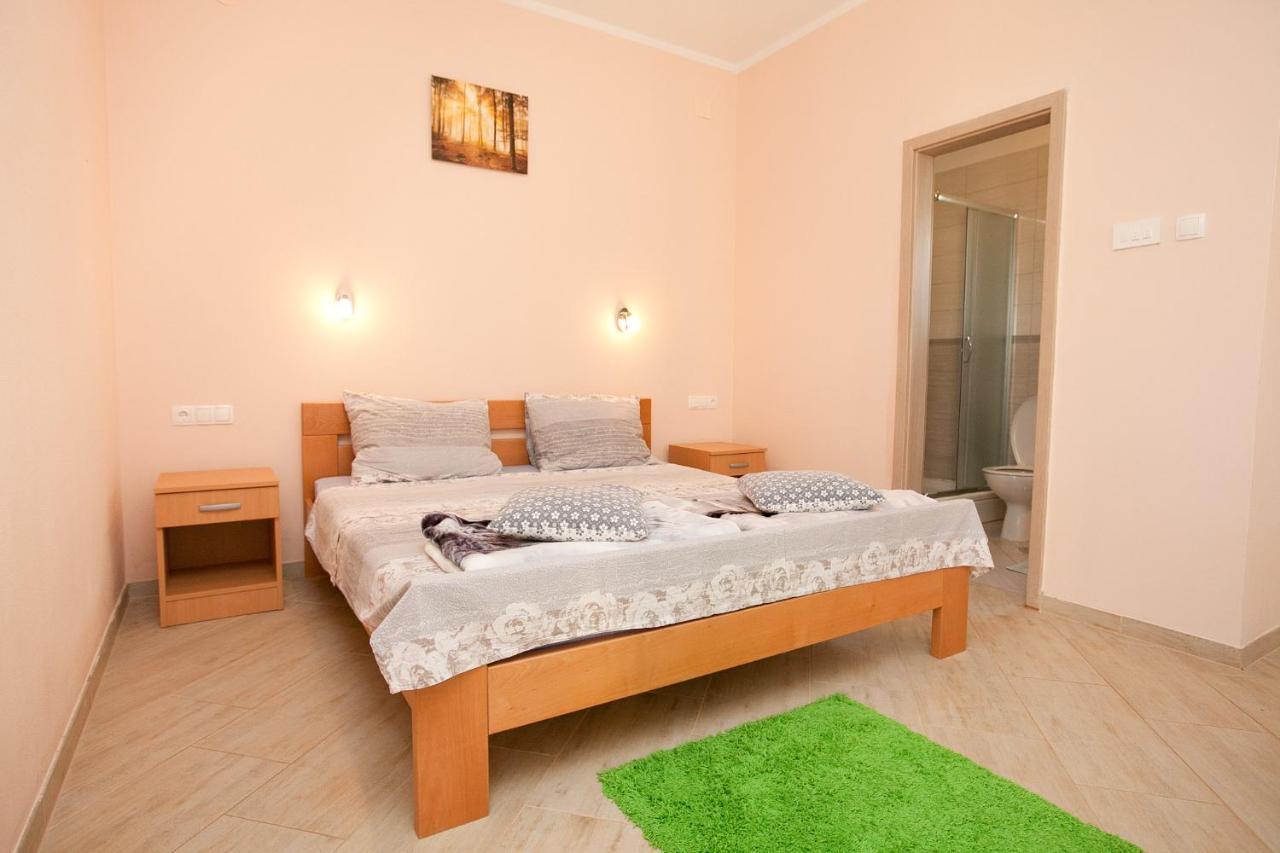 Apartmani Lea Starigrad Paklenica Eksteriør billede