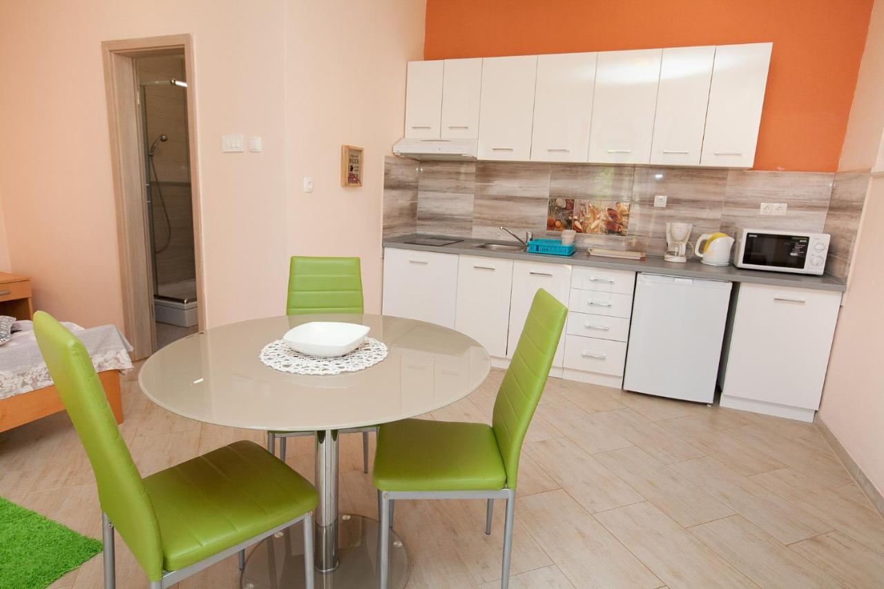 Apartmani Lea Starigrad Paklenica Eksteriør billede