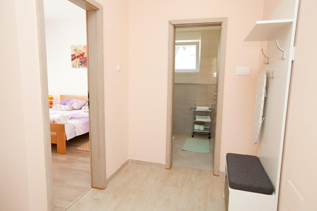 Apartmani Lea Starigrad Paklenica Eksteriør billede