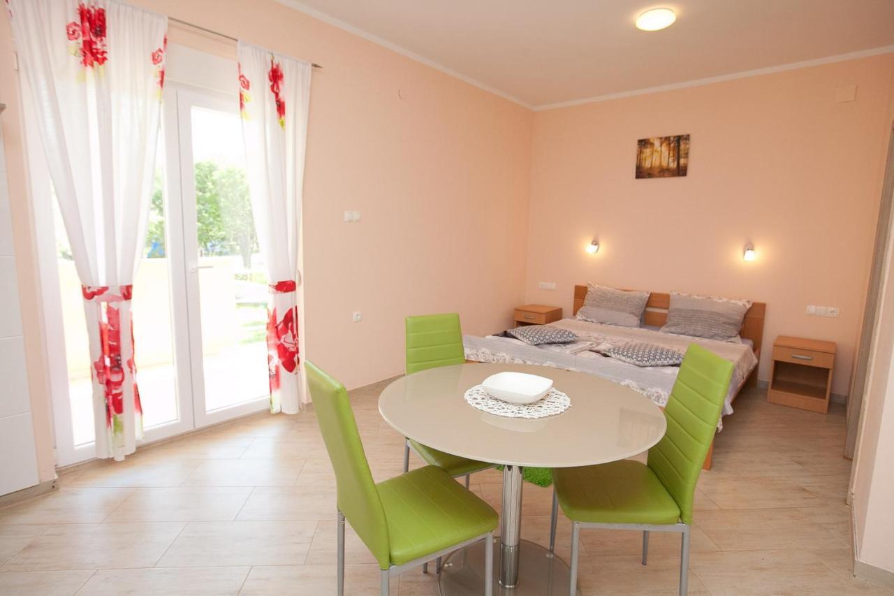 Apartmani Lea Starigrad Paklenica Eksteriør billede