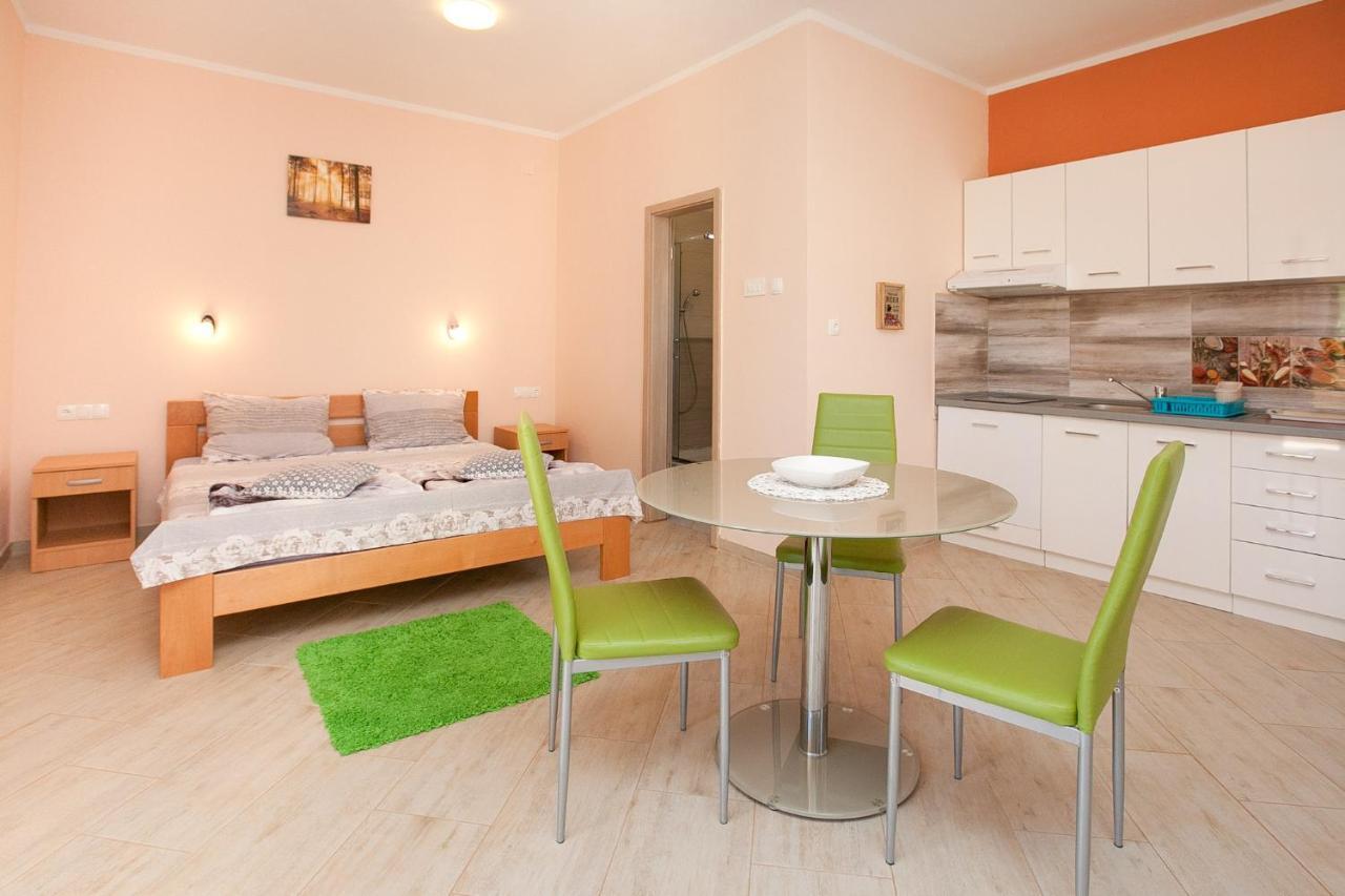 Apartmani Lea Starigrad Paklenica Eksteriør billede